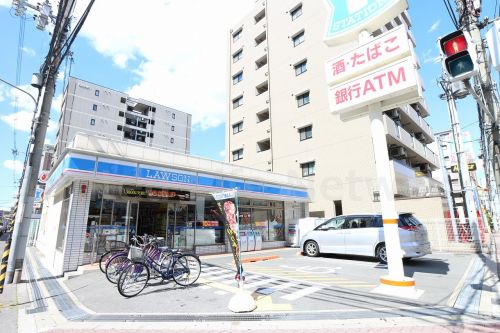 コンビニ　ローソン江坂東店（コンビニ）まで49m