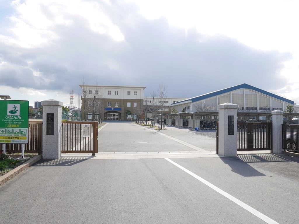 中学校　成章中学校（中学校）まで900m