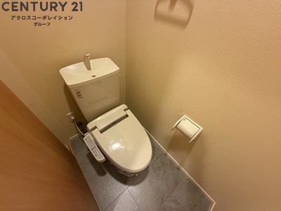 トイレ　温水洗浄便座付きで便利です！