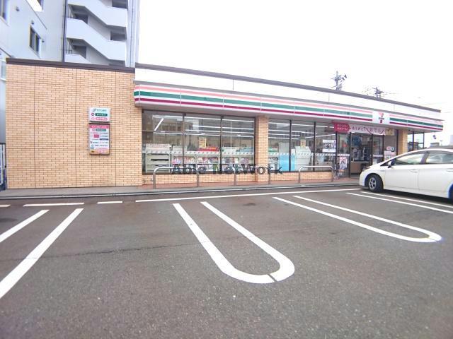 コンビニ　セブンイレブン長岡表町店（コンビニ）まで546m