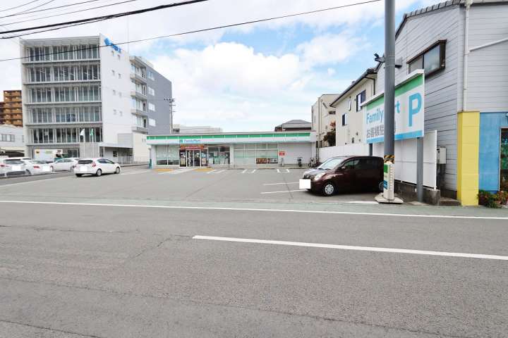 コンビニ　ファミリーマート中前川町店（コンビニ）まで444m