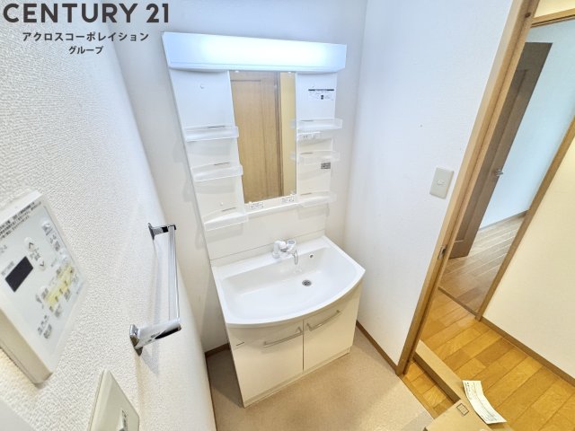 洗面設備　室内に洗濯機置き場があります