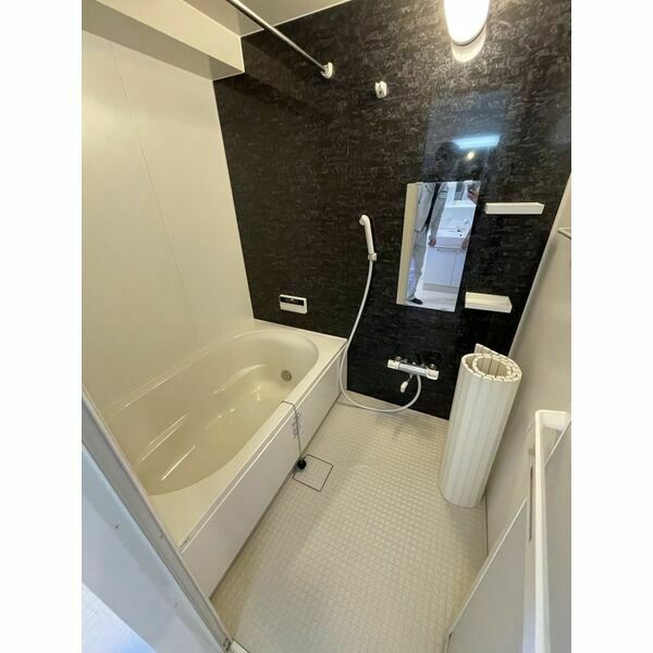 バス・シャワールーム　※写真は同じマンションの違う部屋のものになります。反転タイプ