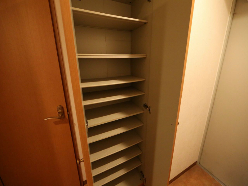 玄関　玄関　シューズボックス付（収納充実してます）