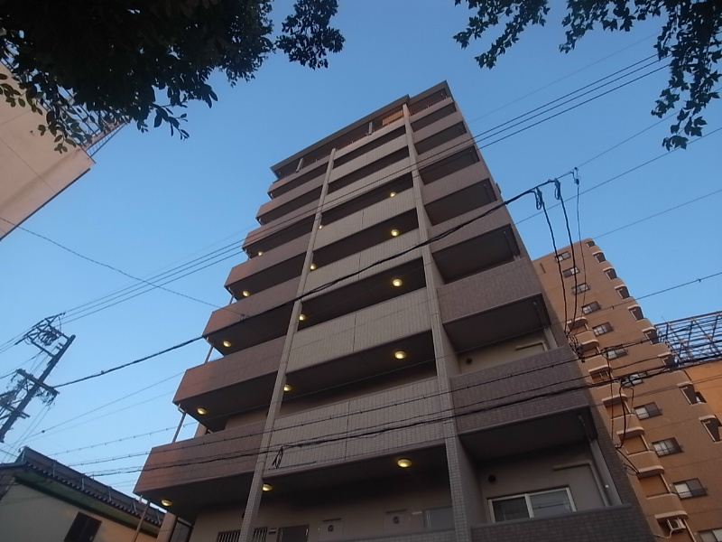 建物外観　オートロック　１フロア2部屋（全角部屋）