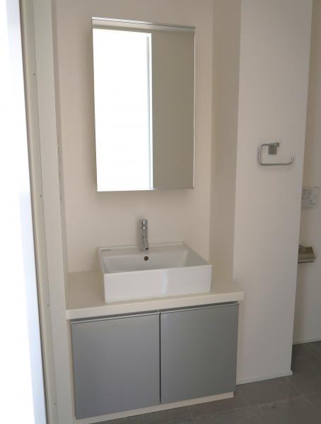 洗面設備　トイレ内に洗面化粧台有