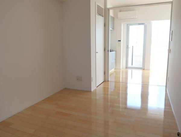 居室・リビング　約６．８帖の洋室