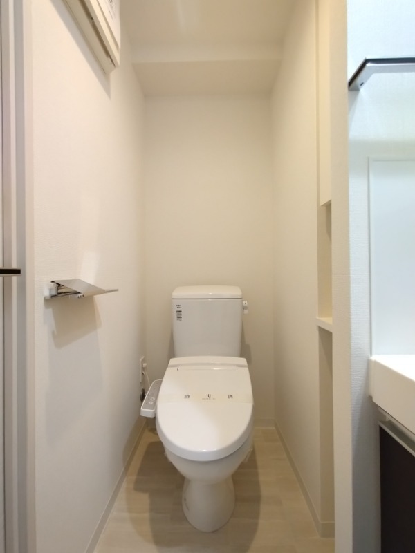 トイレ　落ち着いた色調のトイレです