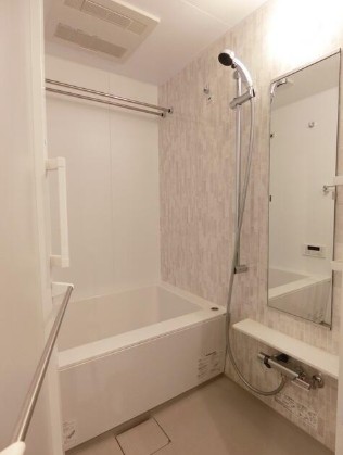 バス・シャワールーム　追い焚き機能、浴室乾燥機付きバス。