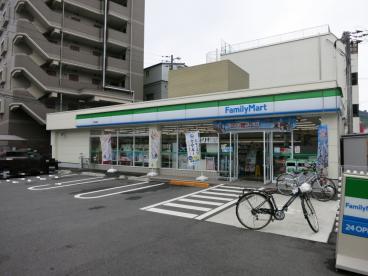 コンビニ　ファミリーマート東本浦店（コンビニ）まで98m