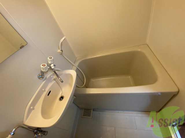 バス・シャワールーム　お風呂はこちら。ゆったり入れるバスタブです。