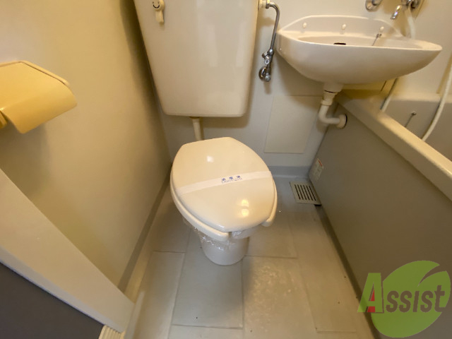 トイレ　おトイレはこちら。ユニットバスなので用途に合わせて使えます。