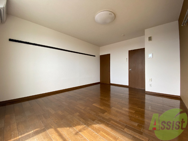 その他部屋・スペース　お部屋を別角度から。奥行きもあり広々としています。