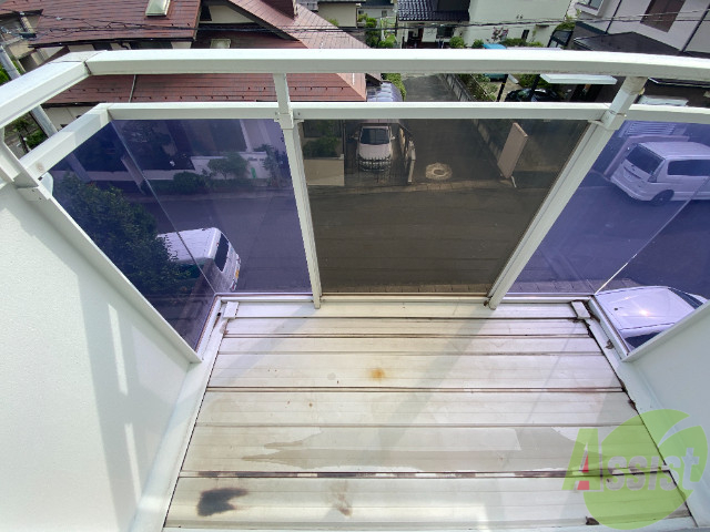 バルコニー　バルコニーはステンレス風でおしゃれな見た目です。