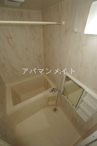 バス・シャワールーム　コンパクトで使いやすいお風呂です