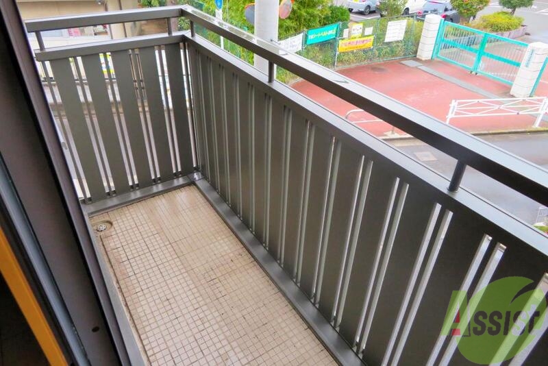 バルコニー　お天気の良い日は布団も干せてポカポカ気持ちいいです。