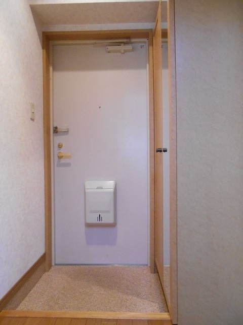 玄関　※写真は101号室のものです