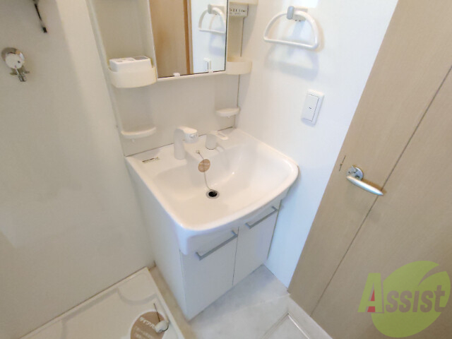 洗面設備　洗面台はシャワーノズルも付いて便利に活用できます