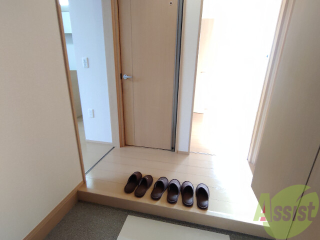 玄関　玄関からの様子です。綺麗なフローリングが広がっています。