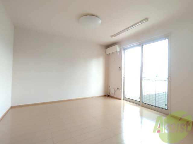 居室・リビング　綺麗で家具もたくさん置けそうなリビングです。