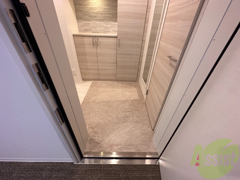 玄関　玄関からは、すぐにおへやが見えないの安心です。