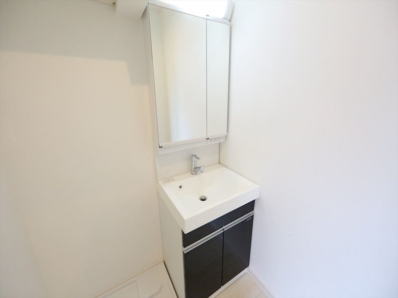 洗面設備　脱衣所　独立洗面台（シャンプードレッサー付）収納スペース有