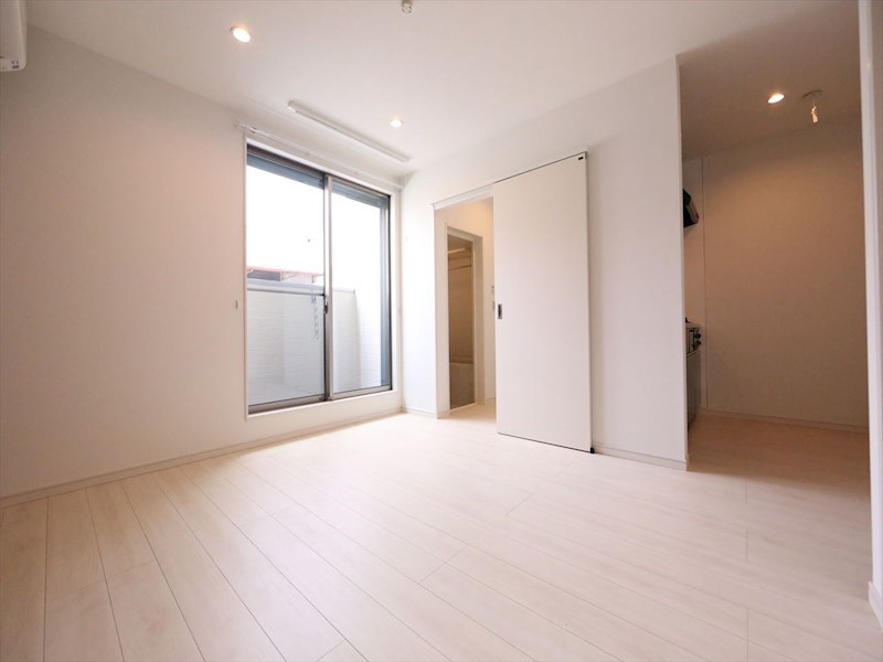 居室・リビング　ＬＤＫ9.9帖　エアコン完備　バルコニー