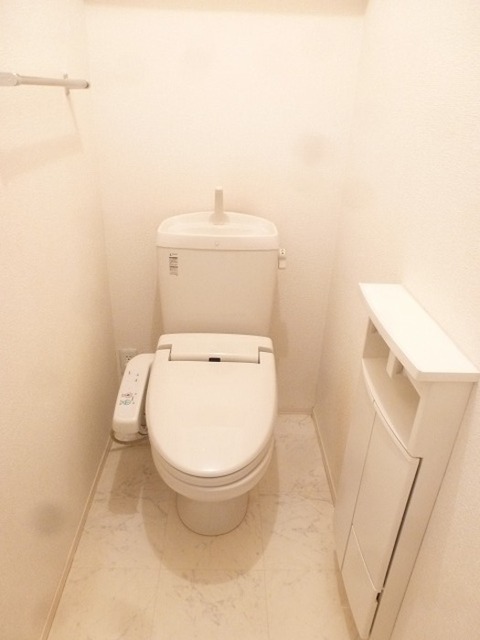 トイレ　温水洗浄便座です。
