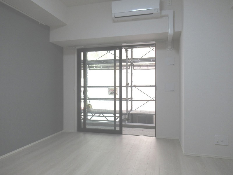 居室・リビング　落ち着いた色合いの床材を使用した居住空間です。