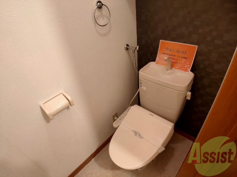 トイレ　ウォシュレット機能がついたトイレです。安心して使用できますね