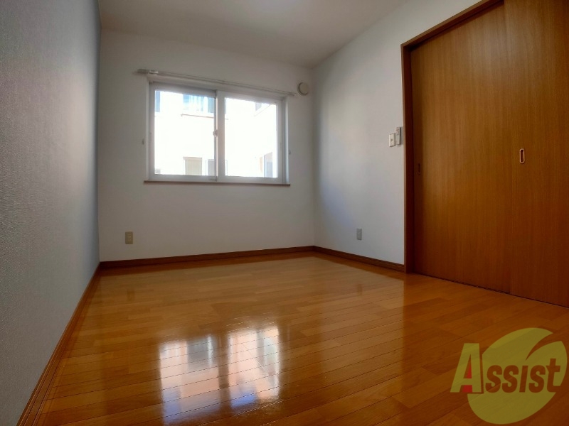 その他部屋・スペース　リビング横のお部屋です。こちらも窓が大きくて明るいですね。