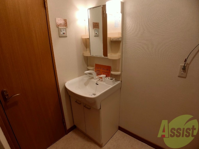 洗面設備　シャンプードレッサー。身支度はここでばっちりですね。