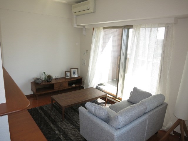 居室・リビング　エアコン付きで一年中快適にお住み頂けます。