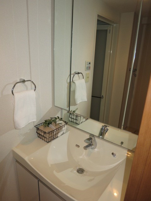 洗面設備　オシャレな独立洗面台です。