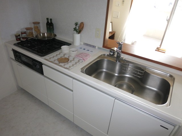 キッチン　システムキッチン3口ガス（グリル付）です。