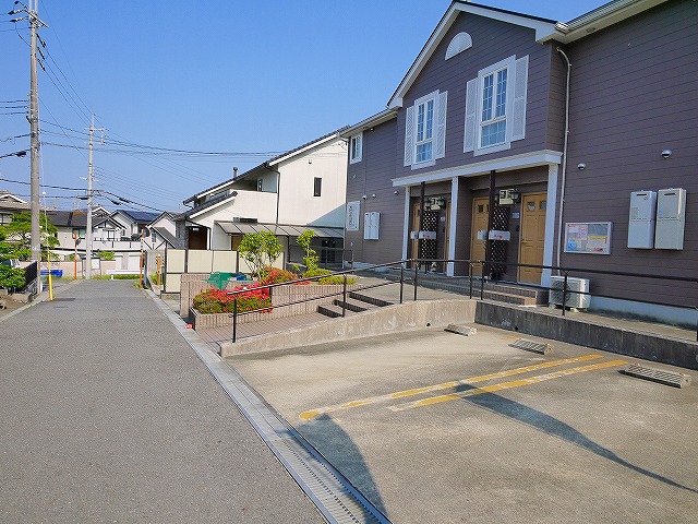 駐車場　車をお持ちの方に嬉しい駐車場付きの物件です