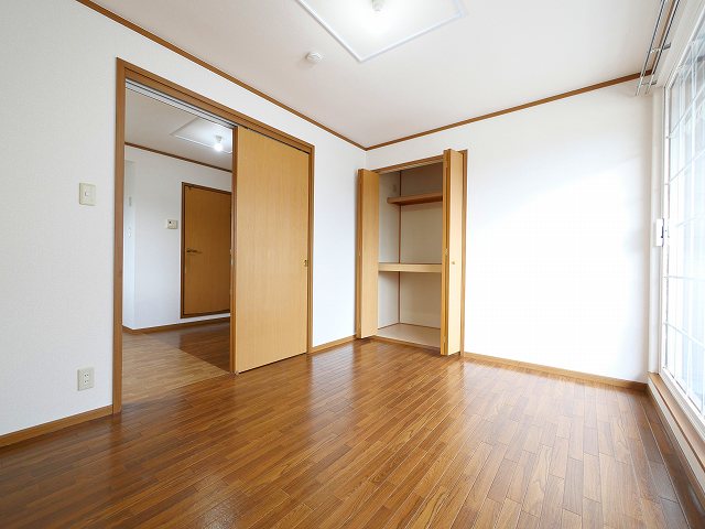 その他部屋・スペース　広くて明るい寝室