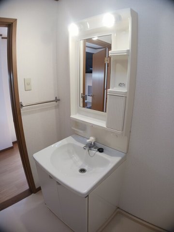 洗面設備　明るい洗面所です