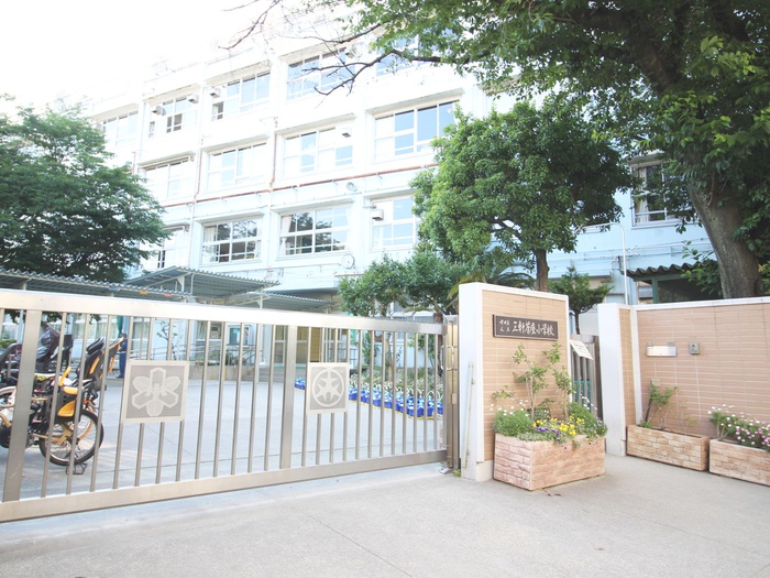 小学校　世田谷区立三軒茶屋小学校（小学校）まで64m