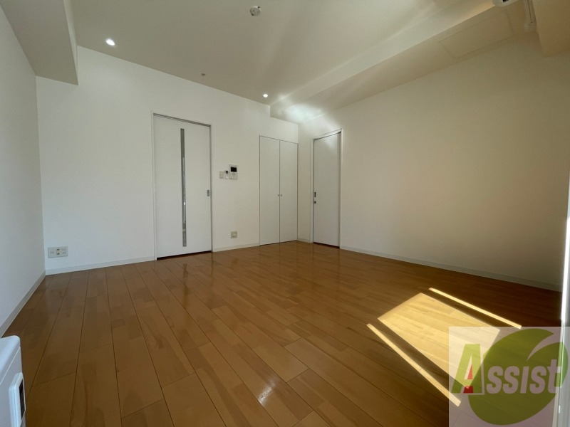 居室・リビング　８．９帖の洋室です。広々として、きれいですね。