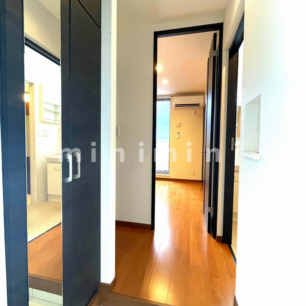 玄関　※写真は別号室のものですので現状優先させていただきます。