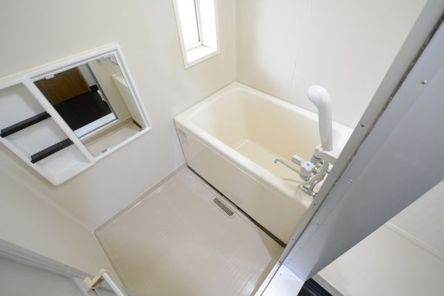バス・シャワールーム　浴室内に窓があり換気も楽々♪
