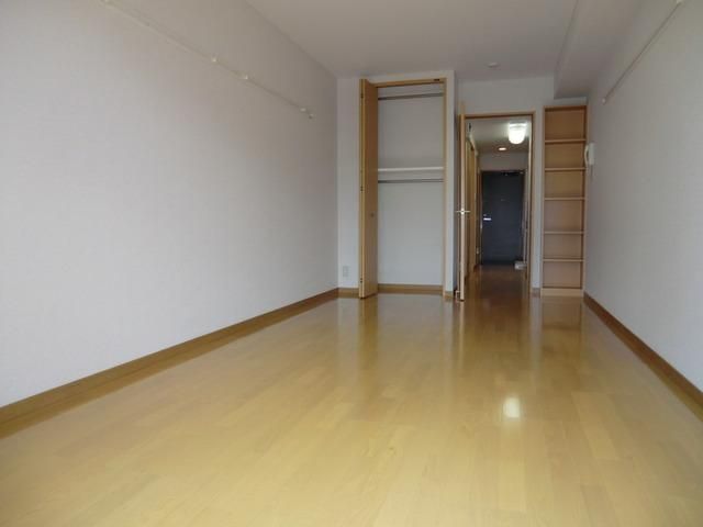 居室・リビング　バルコニーから見た居室