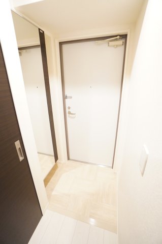 玄関　※同物件・同タイプの写真です。※反転タイプ