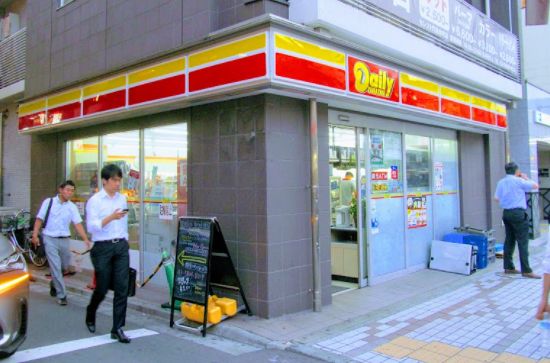 コンビニ　デイリーヤマザキ門前仲町駅前店（コンビニ）まで146m