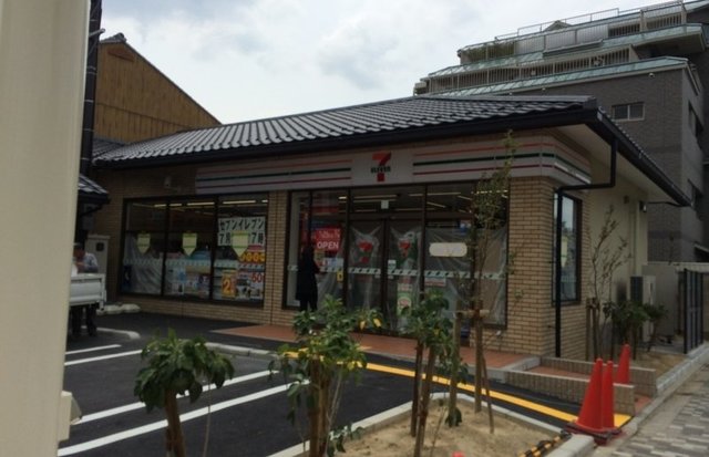 コンビニ　セブンイレブン京都神宮丸太町店（コンビニ）まで565m