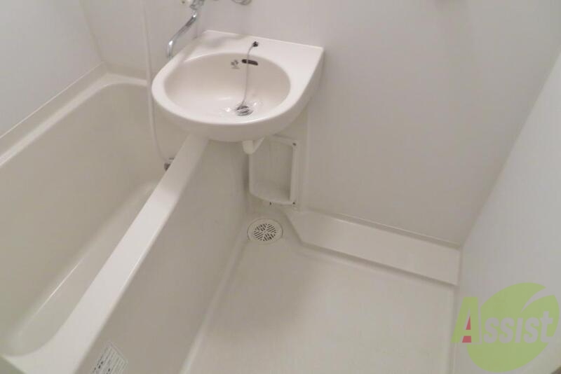 バス・シャワールーム　お風呂は追い焚き機能付きです。広めの浴槽ですね。