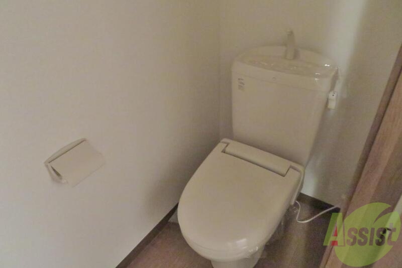 トイレ　清潔感のある、シンプルなタイプのトイレですね。