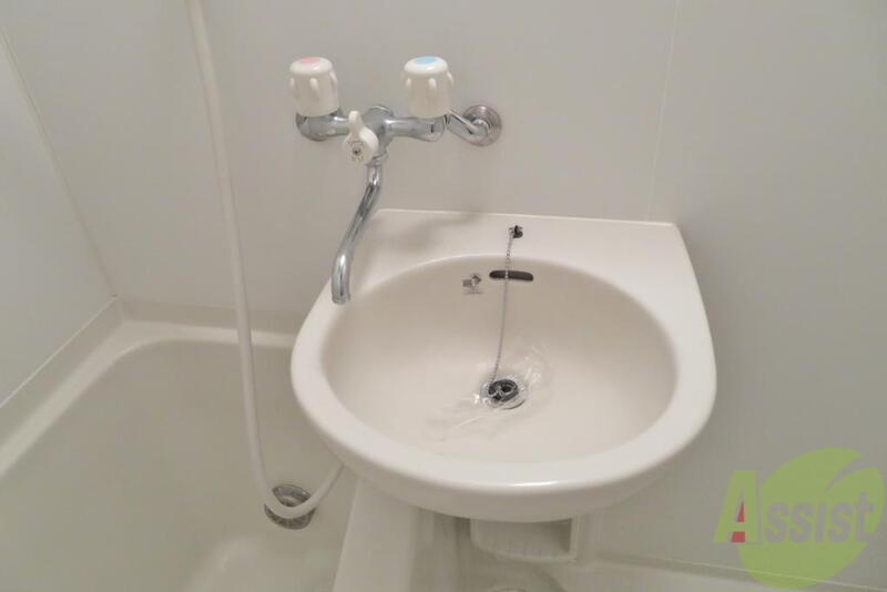 洗面設備　洗面台はお風呂と一緒についております。シンプルですね。