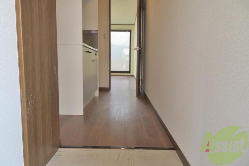 玄関　玄関から見た景色です。シューズボックスもあります。